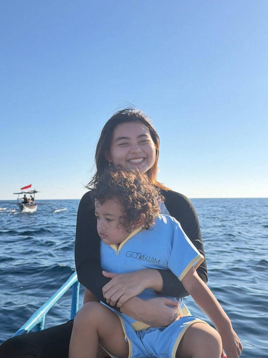 Keluarga Marshel Widianto naik perahu di Pantai Lovina