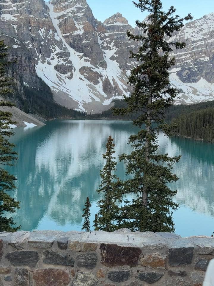 Shani Amelia menikmati keindahan Danau Moraine di Canada