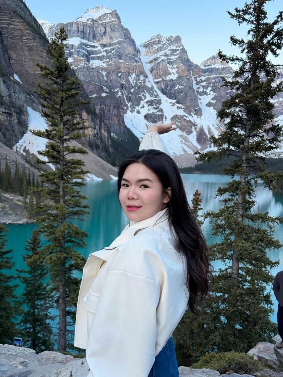 Shani Amelia menikmati keindahan Danau Moraine di Canada