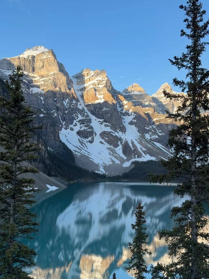 Shani Amelia menikmati keindahan Danau Moraine di Canada