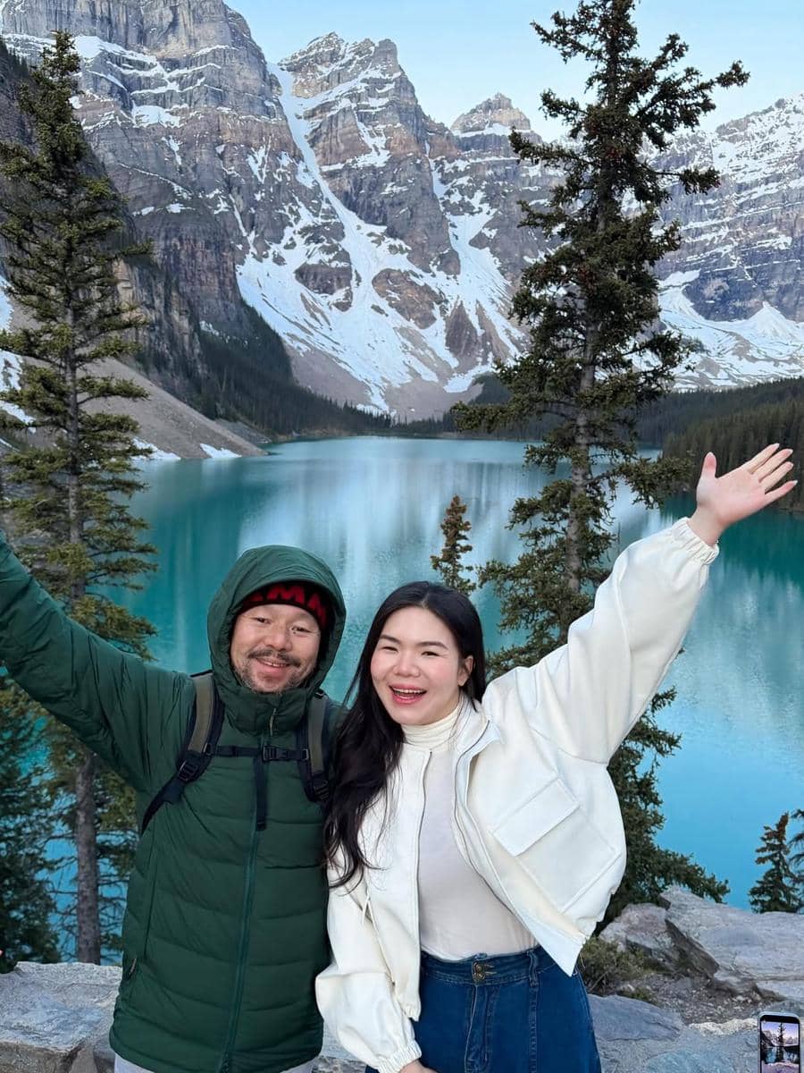 Shani Amelia menikmati keindahan Danau Moraine di Canada