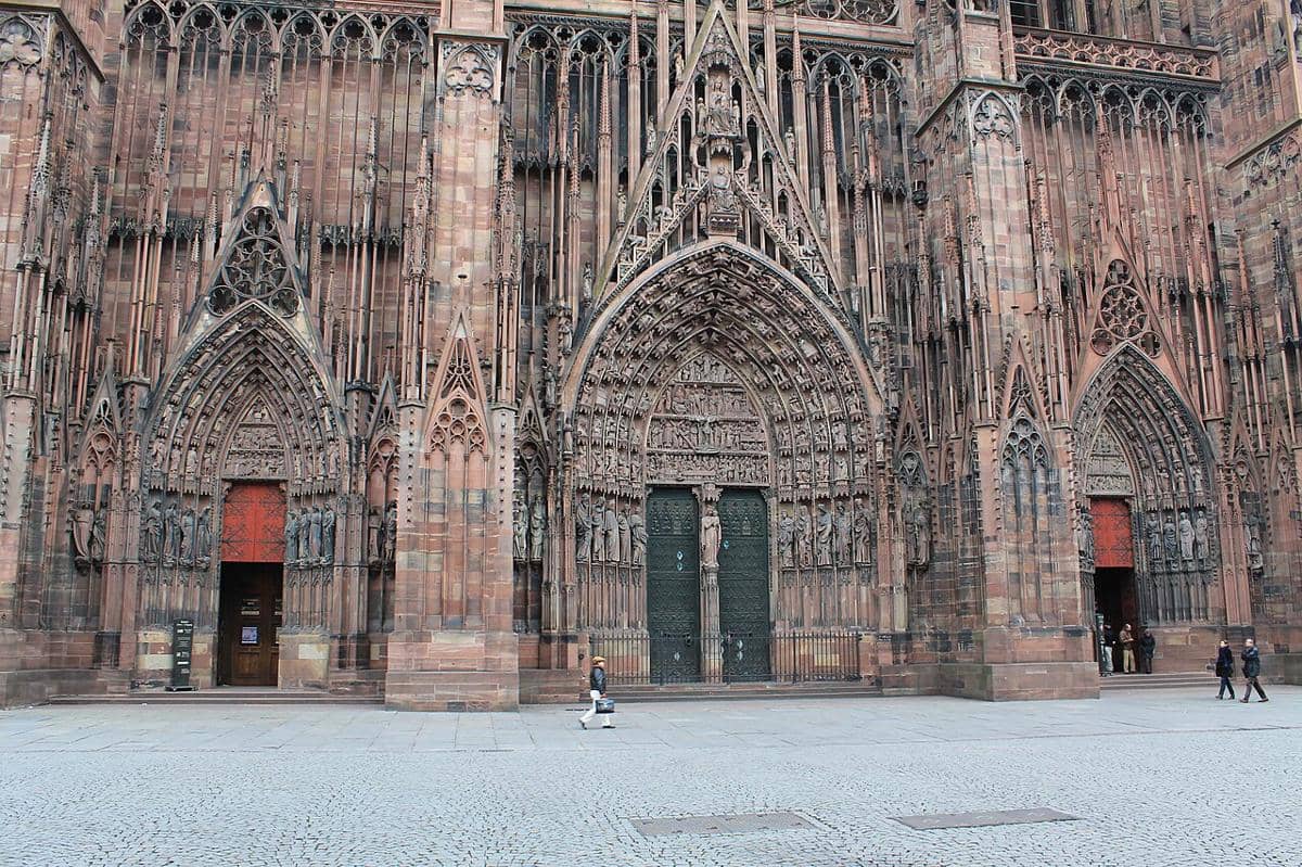 potret portal (pintu gerbang) barat Katedral Strasbourg dengan ornamen Gotiknya yang khas