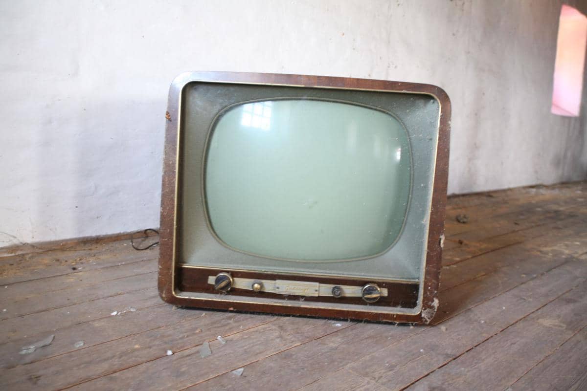 Kenapa Memukul TV Rusak Kadang Bikin Layarnya Sembuh? Ini Alasannya