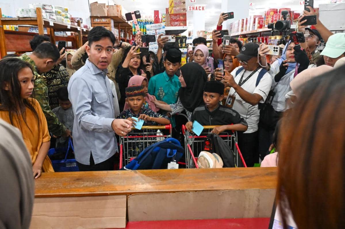 Gibran Ajak Anak Panti Asuhan Gorontalo Belanja Kebutuhan Sekolah
