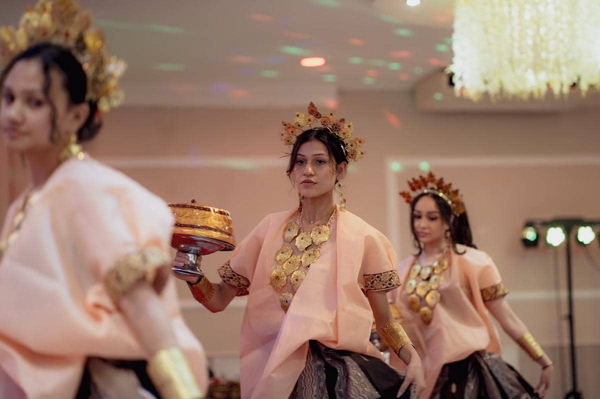 Penari perempuan mengenakan busana tradisional Sulawesi Selatan menampilkan tarian dalam acara Tudang Sipulung KKSS Eropa di Den Haag.