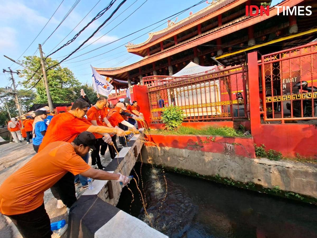 Penuangan eco enzyme di sungai kawasan Sam Poo Kong Semarang. (IDN Times/Dhana Kencana)