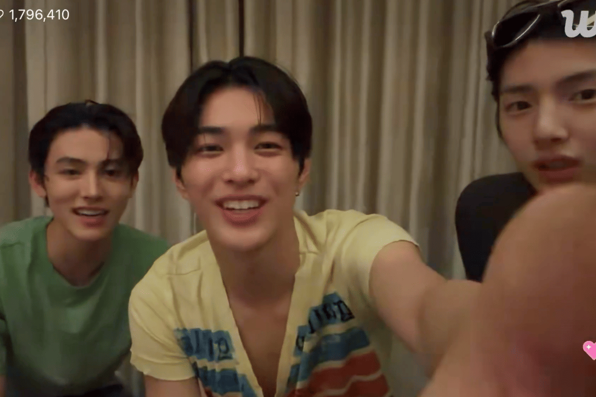 Tiga anggota grup CORTIS tersenyum dan berinteraksi dengan penggemar saat melakukan siaran langsung di Weverse Live.