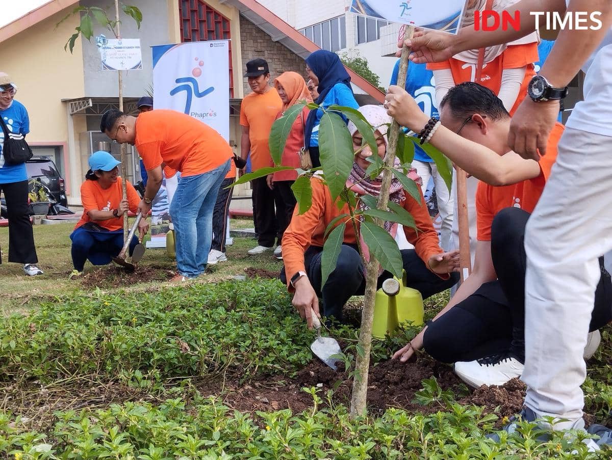 Penanaman pohon di kawasan pabrik PT Phapros Tbk di Semarang. (IDN Times/Dhana Kencana)