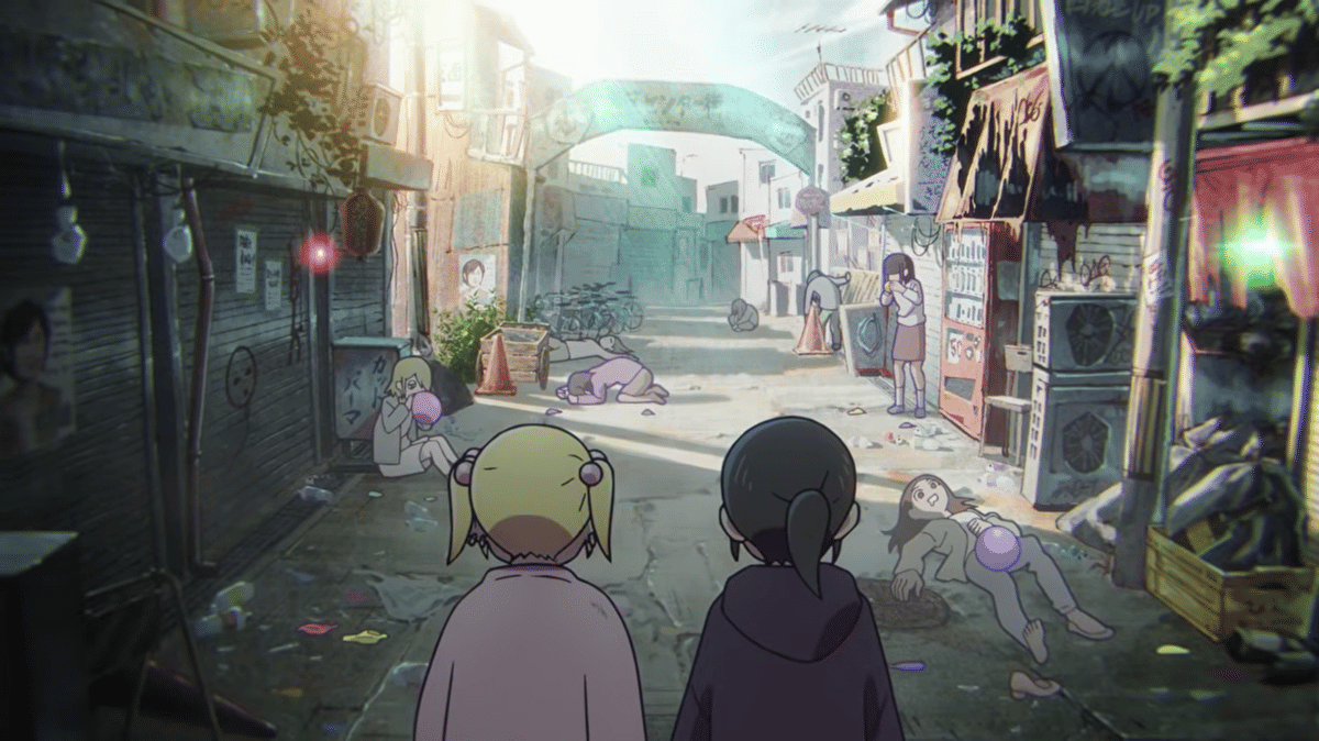 Dua karakter anime berjalan di gang sempit dengan suasana kota yang kumuh dan beberapa orang tergeletak di jalan.