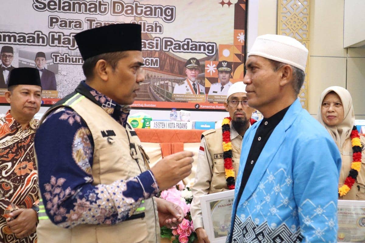 Kepala Kantor Wilayah Kemenhaj Sumbar (kiri) M Rifki (Foto: Kemenhaj Sumbar)