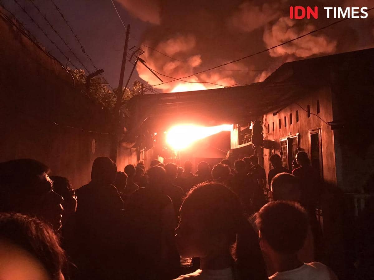 [BREAKING] Pabrik Mainan Terbakar, Sejumlah Rumah Warga Ikut Hangus 