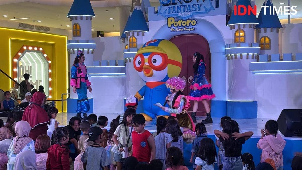 Anak-anak berkumpul di depan panggung bertema kastil salju bersama karakter Pororo dan para pengisi acara di sebuah pusat perbelanjaan Tangerang.