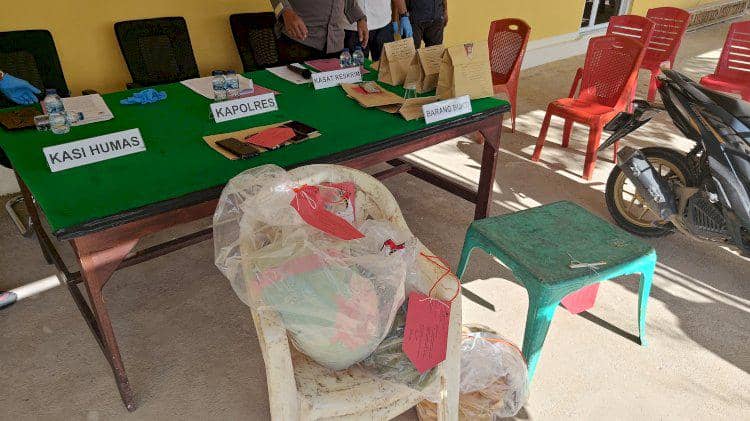 Barang bukti kasus pembunuhan di Polres Rote Ndao diletakkan di kursi dan meja dengan label identitas serta tanda bukti resmi kepolisian.