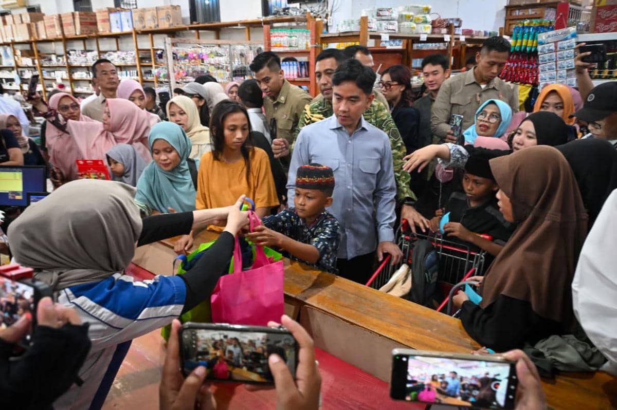 Usai meninjau progres pembangunan Bendungan Bulango Ulu di Kabupaten Bone Bolango, Wakil Presiden (Wapres) RI, Gibran Rakabuming melanjutkan agenda kunjungan kerjanya dengan mengajak anak-anak panti asuhan berbelanja kebutuhan sekolah di Toko Buku Ramedia, Gorontalo, Jumat (19/6/2026) (dok. Setwapres) 