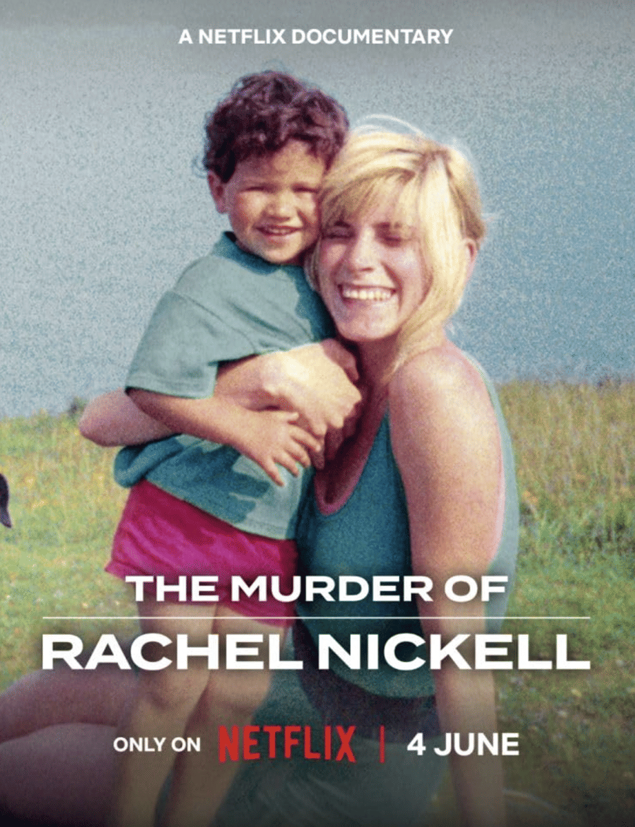 Poster dokumenter Netflix berjudul The Murder of Rachel Nickell menampilkan seorang wanita tersenyum sambil memeluk anak kecil di luar ruangan.