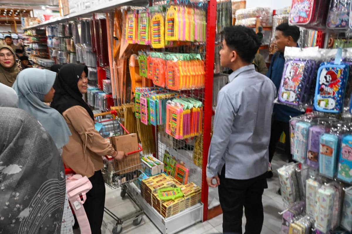 Usai meninjau progres pembangunan Bendungan Bulango Ulu di Kabupaten Bone Bolango, Wakil Presiden (Wapres) RI, Gibran Rakabuming melanjutkan agenda kunjungan kerjanya dengan mengajak anak-anak panti asuhan berbelanja kebutuhan sekolah di Toko Buku Ramedia, Gorontalo, Jumat (19/6/2026) (dok. Setwapres) 