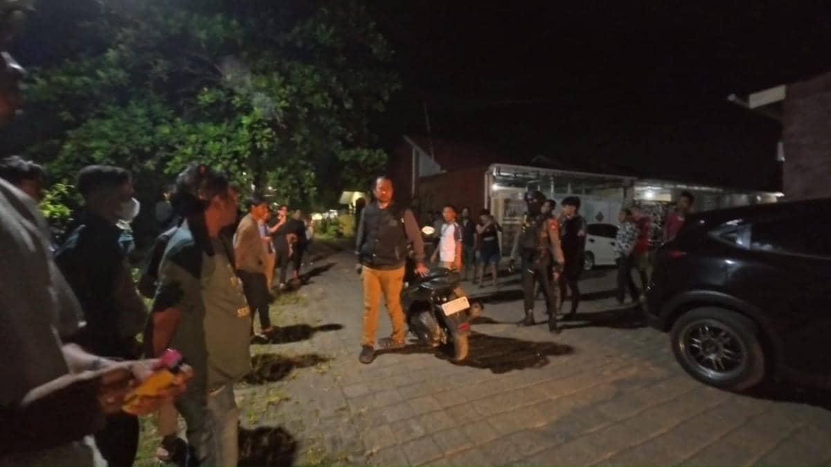 Polisi menggerebek sebuh rumah yang dijadikan arena judi sabung ayam yang di Jalan Asal Mula, Kecamatan Tamalanrea, pada Jumat (19/6/2026) d