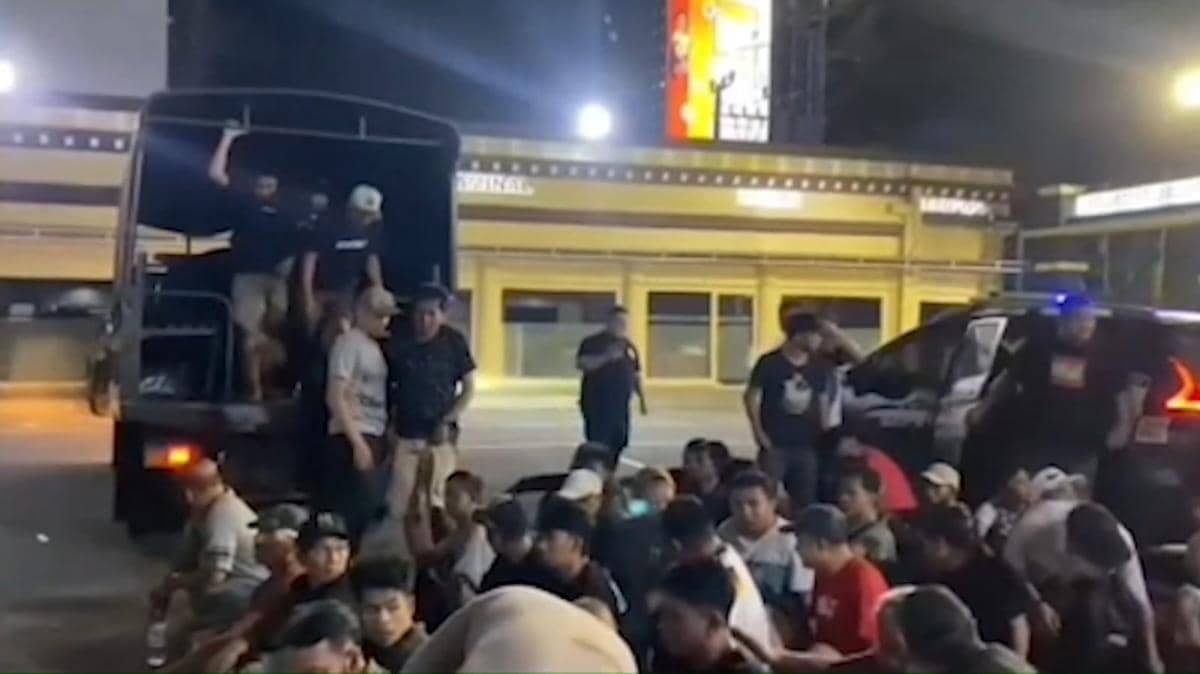 Polisi mengamankan sejumlah orang yang diduga terlibat dalam judi sabung ayam di Tamalanrea, Makassar, pada malam hari.