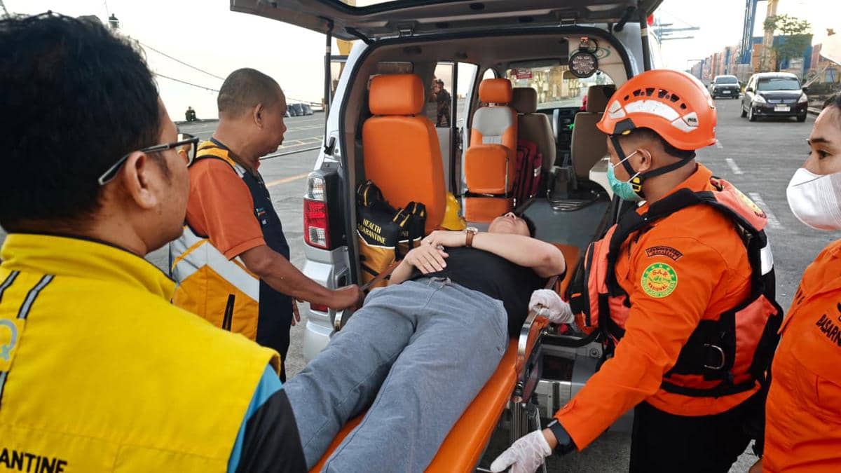 Proses evakuasi kru kapal asal Vietnam di Perairan Pangkep, Sulawesi Selatan, Sabtu (20/6/2026) malam. Dok. Basarnas Makassar