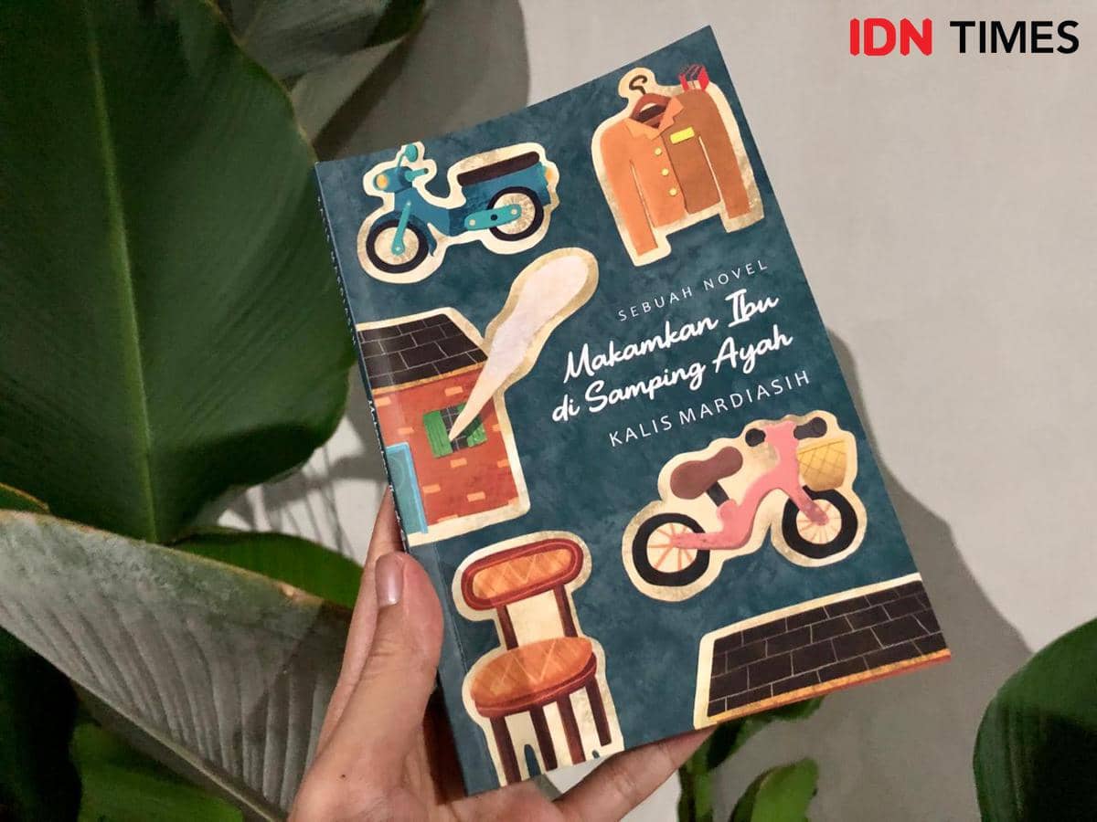 Sampul novel berjudul 'Makamkan Ibu di Samping Ayah' karya Kalis Mardiasih dengan ilustrasi motor, kursi, dan pakaian di latar biru.