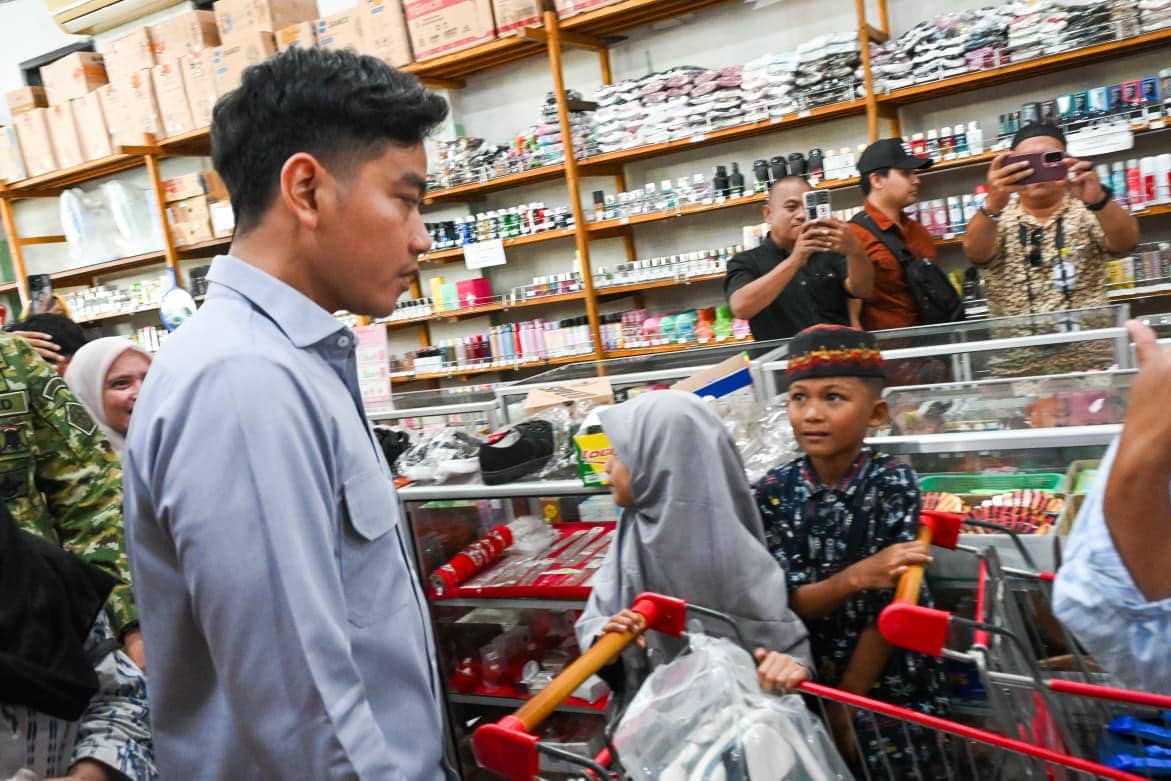 Usai meninjau progres pembangunan Bendungan Bulango Ulu di Kabupaten Bone Bolango, Wakil Presiden (Wapres) RI, Gibran Rakabuming melanjutkan agenda kunjungan kerjanya dengan mengajak anak-anak panti asuhan berbelanja kebutuhan sekolah di Toko Buku Ramedia, Gorontalo, Jumat (19/6/2026) (dok. Setwapres) 