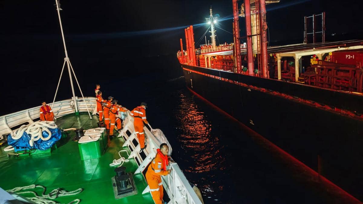 Basarnas Makassar Evakuasi ABK Kapal Vietnam Sakit di Tengah Laut
