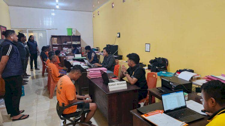 Beberapa tersangka berpakaian oranye diperiksa oleh petugas kepolisian di ruang penyidik Polres Rote Ndao terkait kasus pembunuhan.