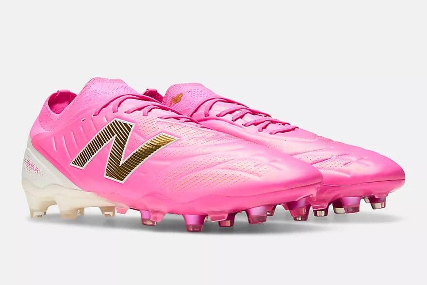 foto sepatu sepak bola pink