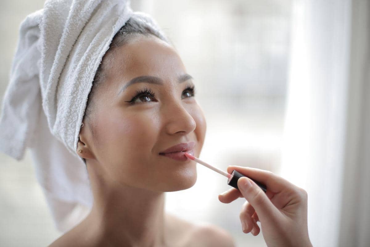 Ilustrasi seseorang memakai lip balm