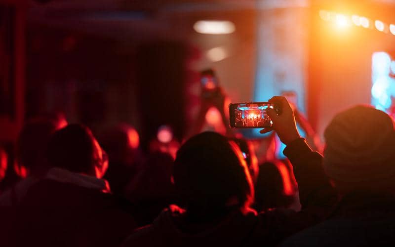 5 HP dengan Kamera Zoom Terbaik untuk Rekam Konser dan Acara Live