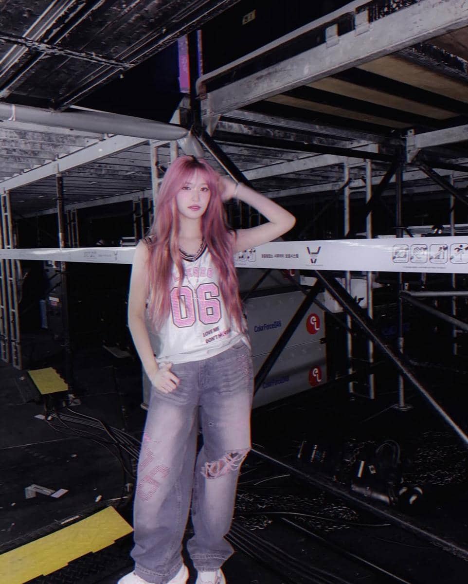 ide OOTD cewek rambut pink ala Leeseo IVE