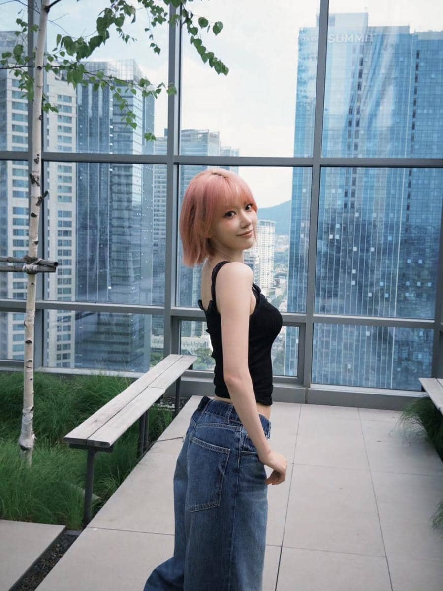 ide OOTD cewek rambut pink ala Sakura LE SSERAFIM