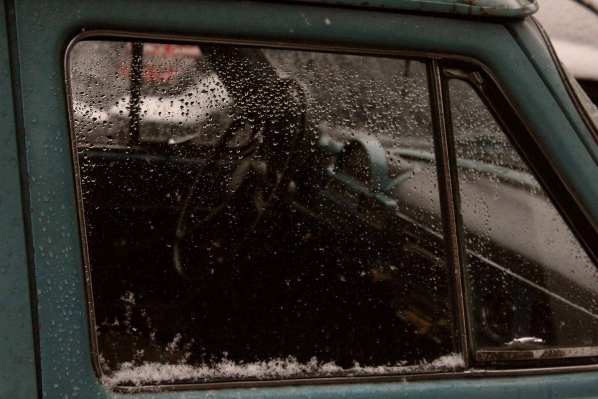 4 Solusi Efektif Mengatasi Embun Pada Kaca Mobil Saat Hujan