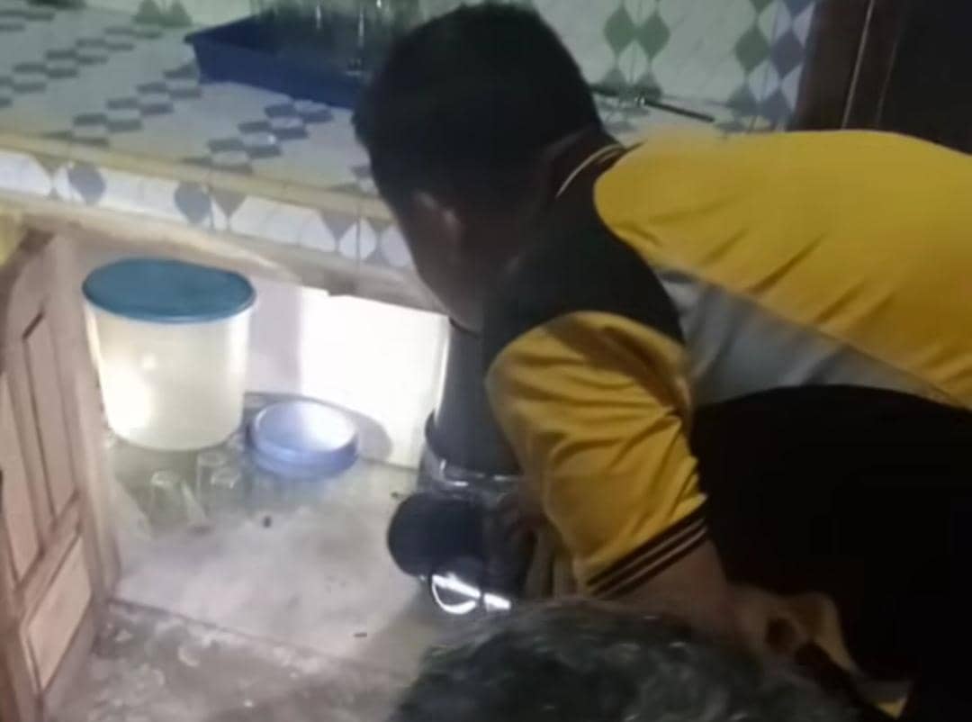 Polisi menggeledah rumah terduga tersangka kasus pembunuhan di Mura. 