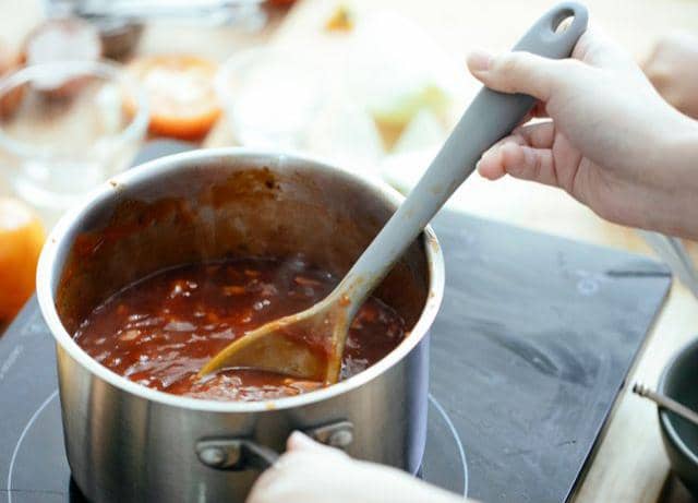 ilustrasi proses memasak gulai daun singkong dengan ikan salai patin riau