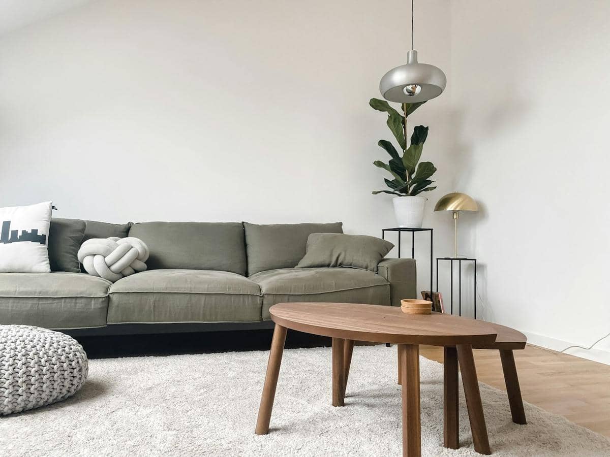https://unsplash.com/id/foto/sofa-2-kursi-abu-abu-di-dekat-meja-kopi-kayu-coklat-77JACslA8G0