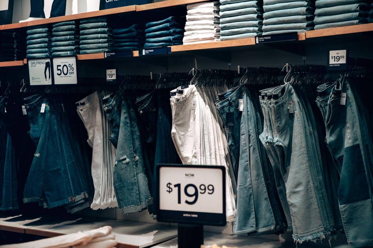 ilustrasi sebuah toko yang menampilkan jeans dengan harga diskon