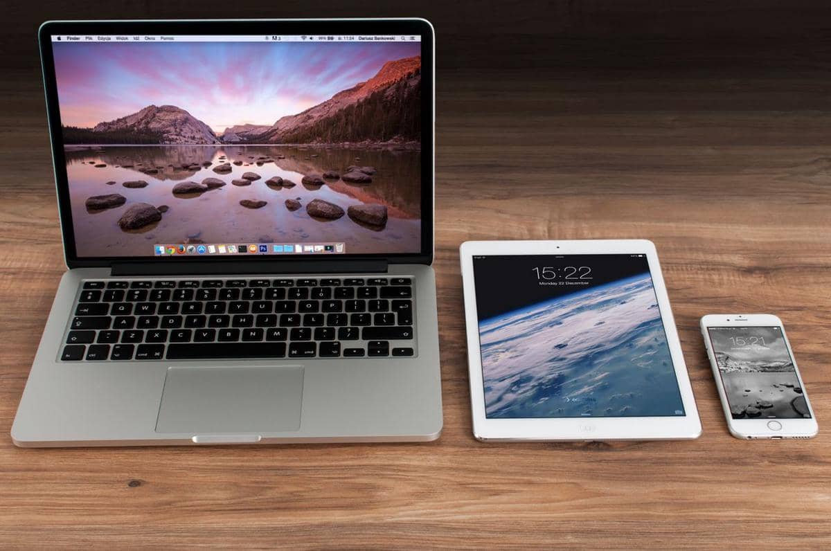 ilustrasi ruang kerja modern yang menampilkan laptop, tablet, dan ponsel pintar