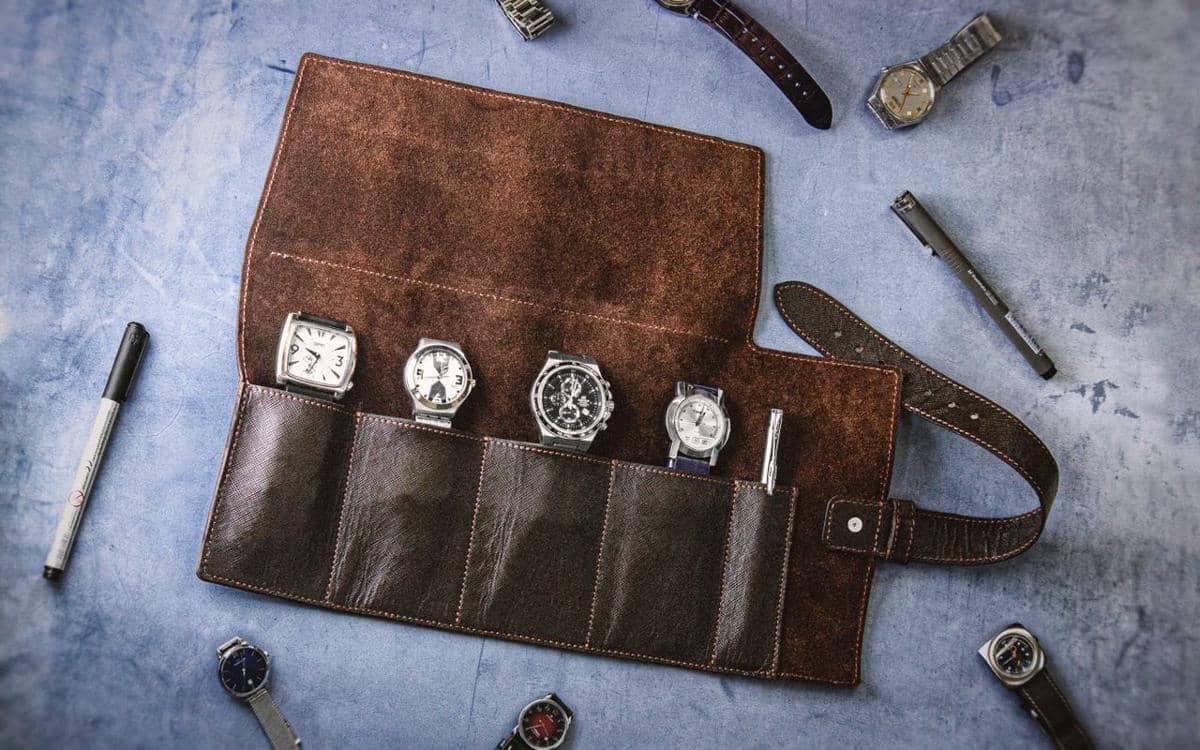 ilustrasi koleksi jam tangan vintage dalam kotak gulung kulit buatan tangan
