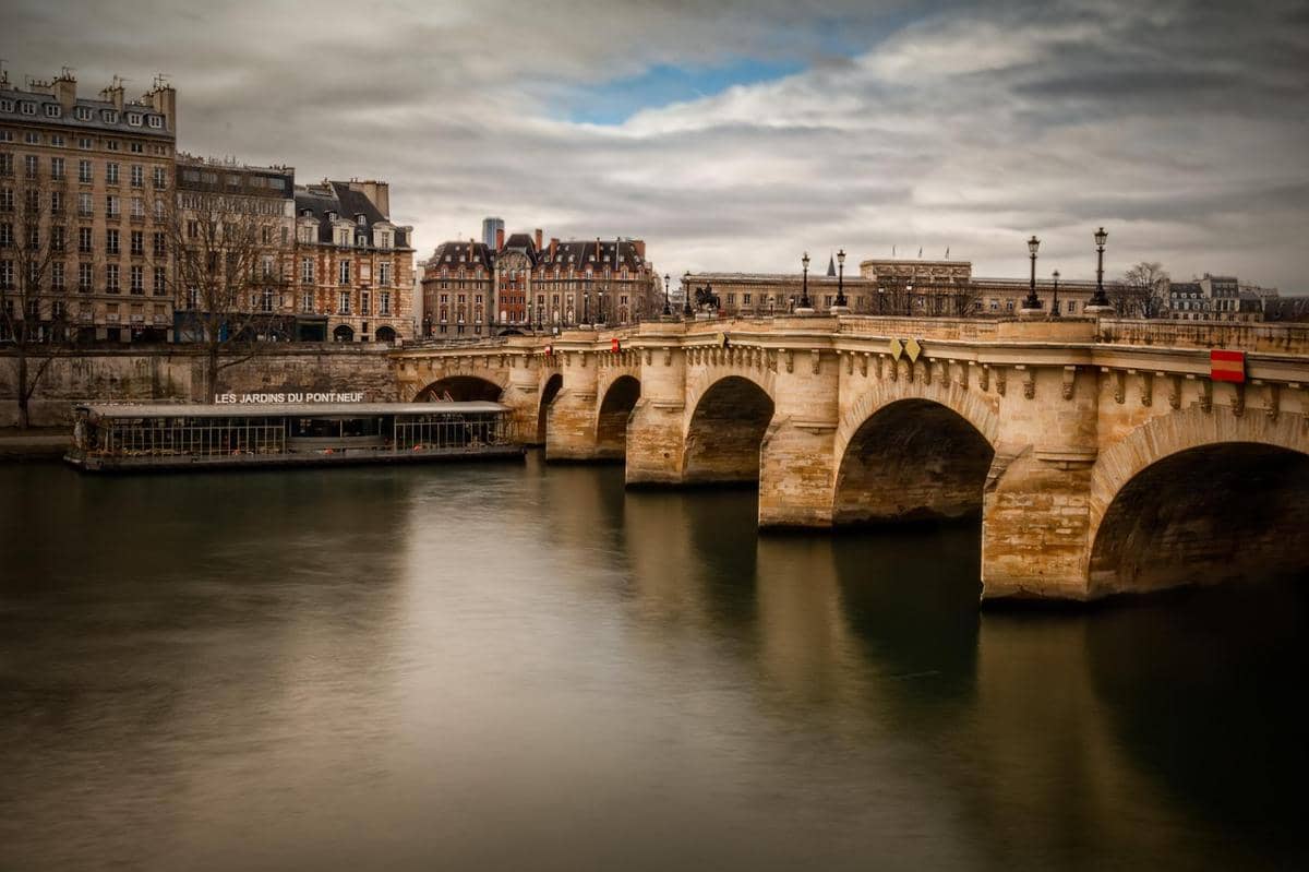 Pont Neuf, jembatan tertua yang masih berdiri di atas Sungai Seine di Paris. 