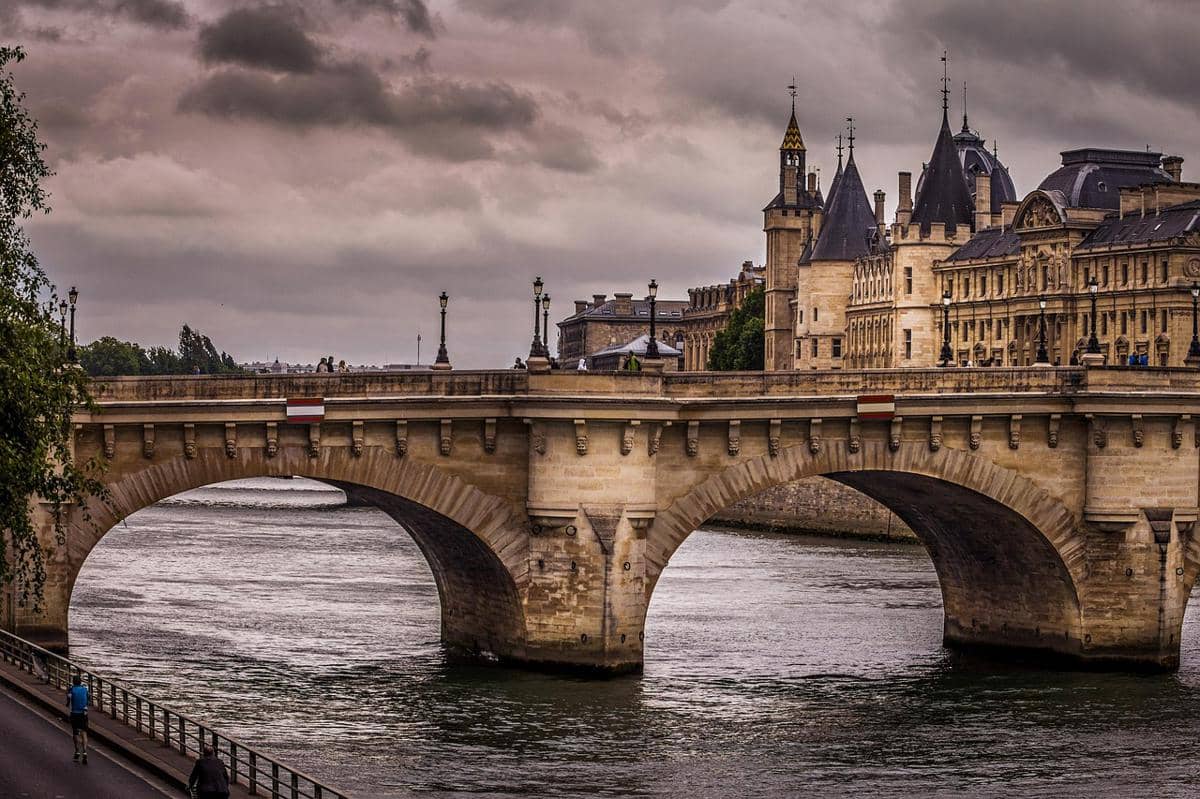 Pont Neuf, jembatan tertua yang masih berdiri di atas Sungai Seine di Paris. 