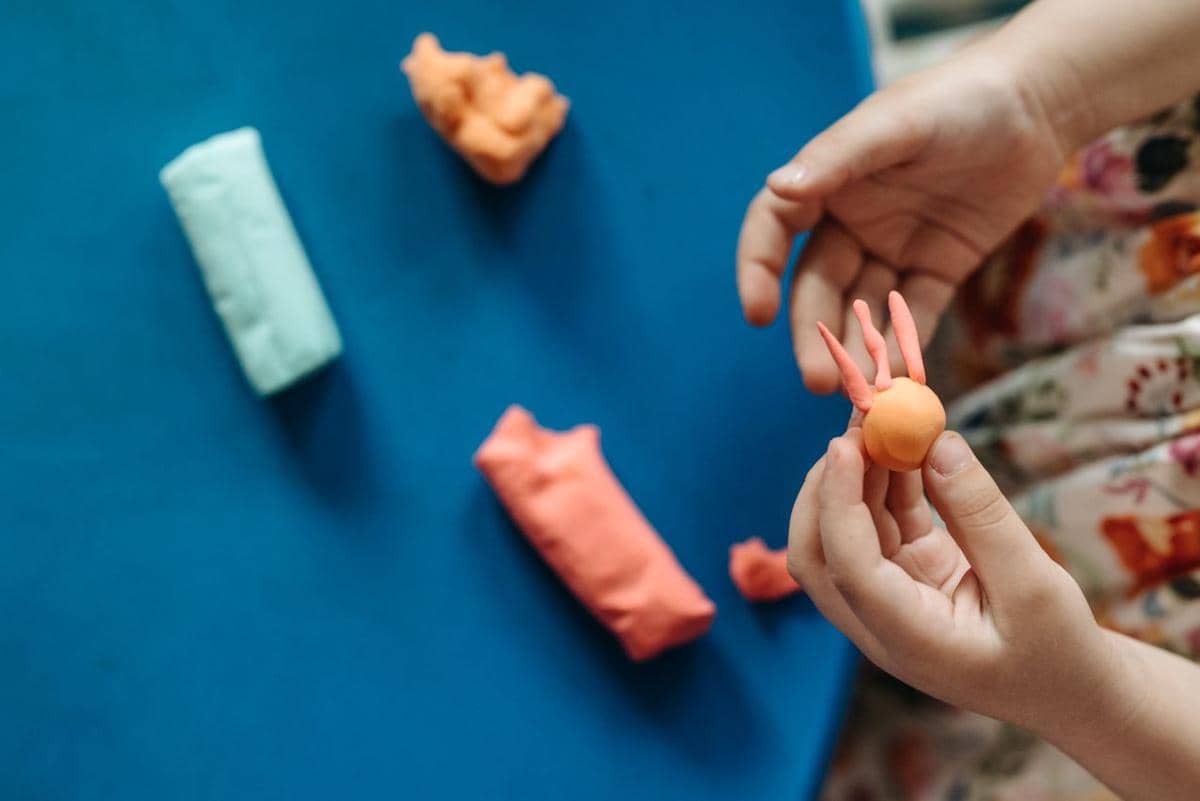 ilustrasi anak bermain clay