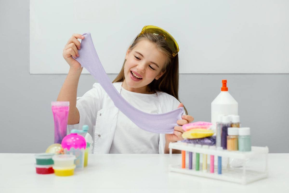 ilustrasi anak bermain slime