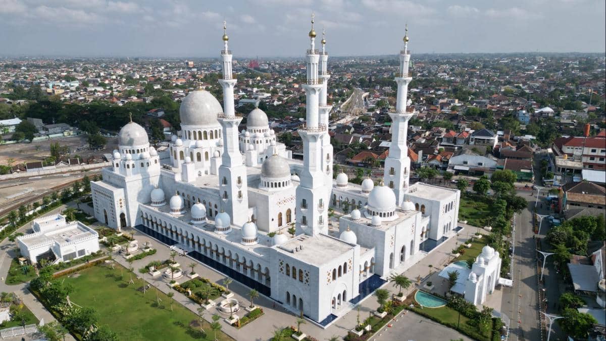 Foto lanskap udara Masjid Raya Sheikh Zayed Solo yang megah dengan kubah putih.