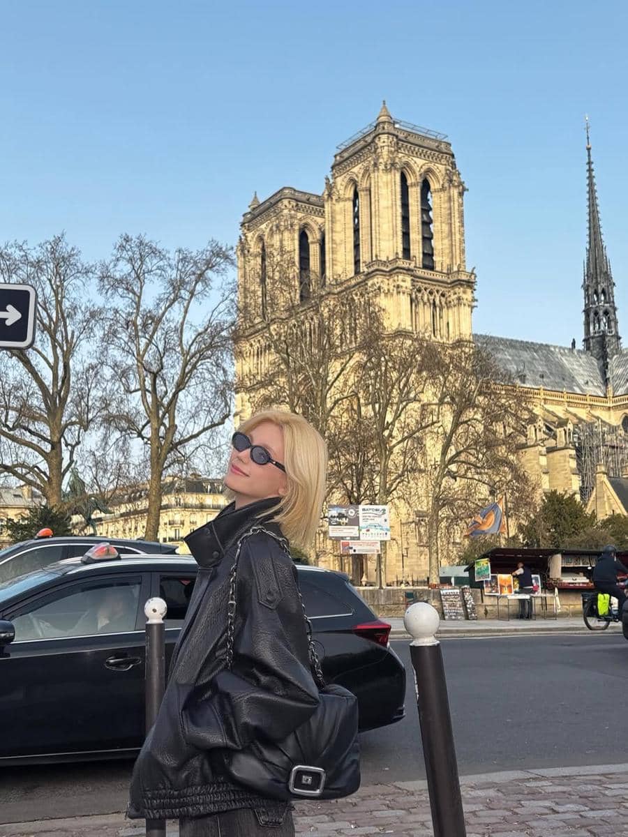 ide variasi gaya rambut blonde pendek ala Yeji ITZY