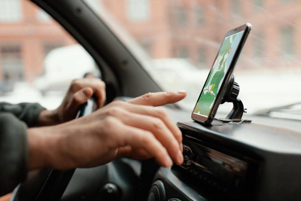 ilustrasi phone mount di dasbor