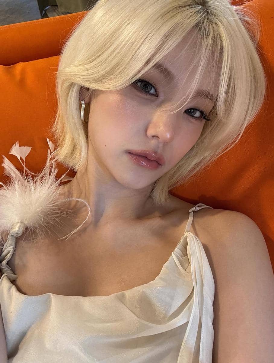 ide variasi gaya rambut blonde pendek ala Yeji ITZY