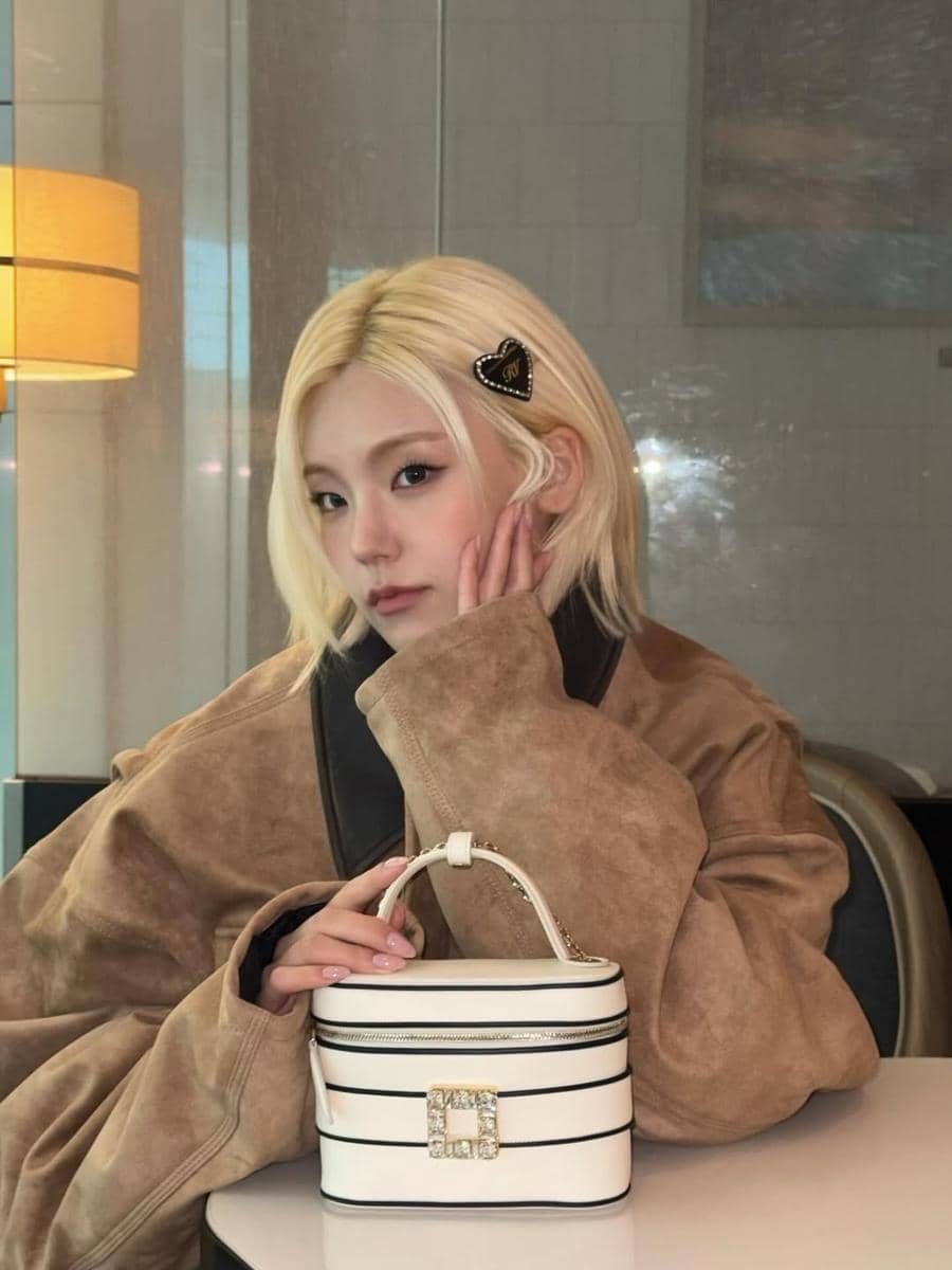 ide variasi gaya rambut blonde pendek ala Yeji ITZY