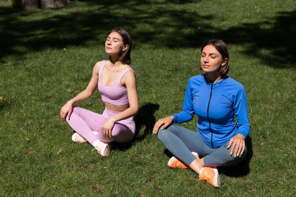 ilustrasi yoga bersama teman