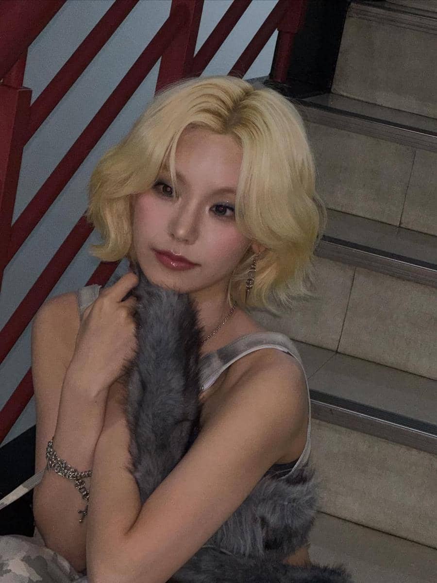 ide variasi gaya rambut blonde pendek ala Yeji ITZY